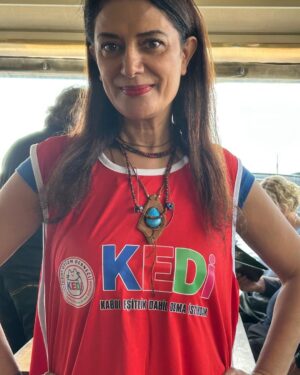 Veda Yurtsever Instagram - İzmir’de Otizmliler için Kabul-Eşitlik-Dahil Olmak-İstihdam yürüyüşüne eşlik ettik. Haftada 40 saat eğitim almaları gerekirken anca 8 saat faydalanıyor çocuklarımız. Bizde eve mahkum edilen bu çocuklar avrupada işlevsel hale getirildi, ürünün son kontrolüne otizmliler alınıyor artık. Her geçen gün sayıları artıyor, onlar için bir an önce çözüm üretmek zorundayız, bunu dert edecek ‘sosyal bir devlet’ bilincine şiddetle ihtiyacımız var… #otizm #otizmemaviışıkyak #otizminfarkındayız