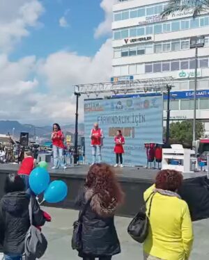 Veda Yurtsever Instagram - İzmir’de Otizmliler için Kabul-Eşitlik-Dahil Olmak-İstihdam yürüyüşüne eşlik ettik. Haftada 40 saat eğitim almaları gerekirken anca 8 saat faydalanıyor çocuklarımız. Bizde eve mahkum edilen bu çocuklar avrupada işlevsel hale getirildi, ürünün son kontrolüne otizmliler alınıyor artık. Her geçen gün sayıları artıyor, onlar için bir an önce çözüm üretmek zorundayız, bunu dert edecek ‘sosyal bir devlet’ bilincine şiddetle ihtiyacımız var… #otizm #otizmemaviışıkyak #otizminfarkındayız