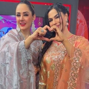 Veena Malik Instagram - A few people inspired me in life n I absolutely in awe of @gfarooqi … Beautiful strong resilient and Absolutely Respectable… Had heart to heart conversation it was an Eid before Eid with @gtvnewspk 
Dress 👗 by @sheeza.d.pk 
Thank You @fashionfactory.pakistan
