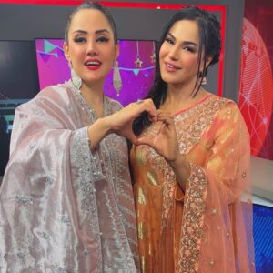 Veena Malik Instagram - A few people inspired me in life n I absolutely in awe of @gfarooqi … Beautiful strong resilient and Absolutely Respectable… Had heart to heart conversation it was an Eid before Eid with @gtvnewspk 
Dress 👗 by @sheeza.d.pk 
Thank You @fashionfactory.pakistan