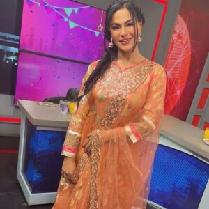 Veena Malik Instagram - A few people inspired me in life n I absolutely in awe of @gfarooqi … Beautiful strong resilient and Absolutely Respectable… Had heart to heart conversation it was an Eid before Eid with @gtvnewspk 
Dress 👗 by @sheeza.d.pk 
Thank You @fashionfactory.pakistan