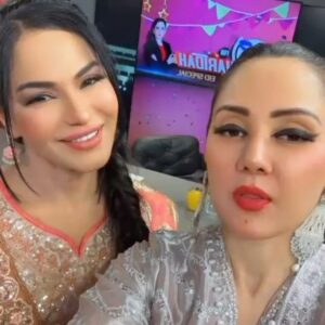 Veena Malik Instagram - A few people inspired me in life n I absolutely in awe of @gfarooqi … Beautiful strong resilient and Absolutely Respectable… Had heart to heart conversation it was an Eid before Eid with @gtvnewspk 
Dress 👗 by @sheeza.d.pk 
Thank You @fashionfactory.pakistan
