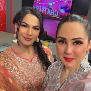 Veena Malik Instagram - A few people inspired me in life n I absolutely in awe of @gfarooqi … Beautiful strong resilient and Absolutely Respectable… Had heart to heart conversation it was an Eid before Eid with @gtvnewspk 
Dress 👗 by @sheeza.d.pk 
Thank You @fashionfactory.pakistan