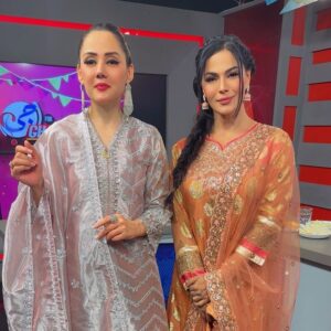 Veena Malik Instagram - A few people inspired me in life n I absolutely in awe of @gfarooqi … Beautiful strong resilient and Absolutely Respectable… Had heart to heart conversation it was an Eid before Eid with @gtvnewspk 
Dress 👗 by @sheeza.d.pk 
Thank You @fashionfactory.pakistan