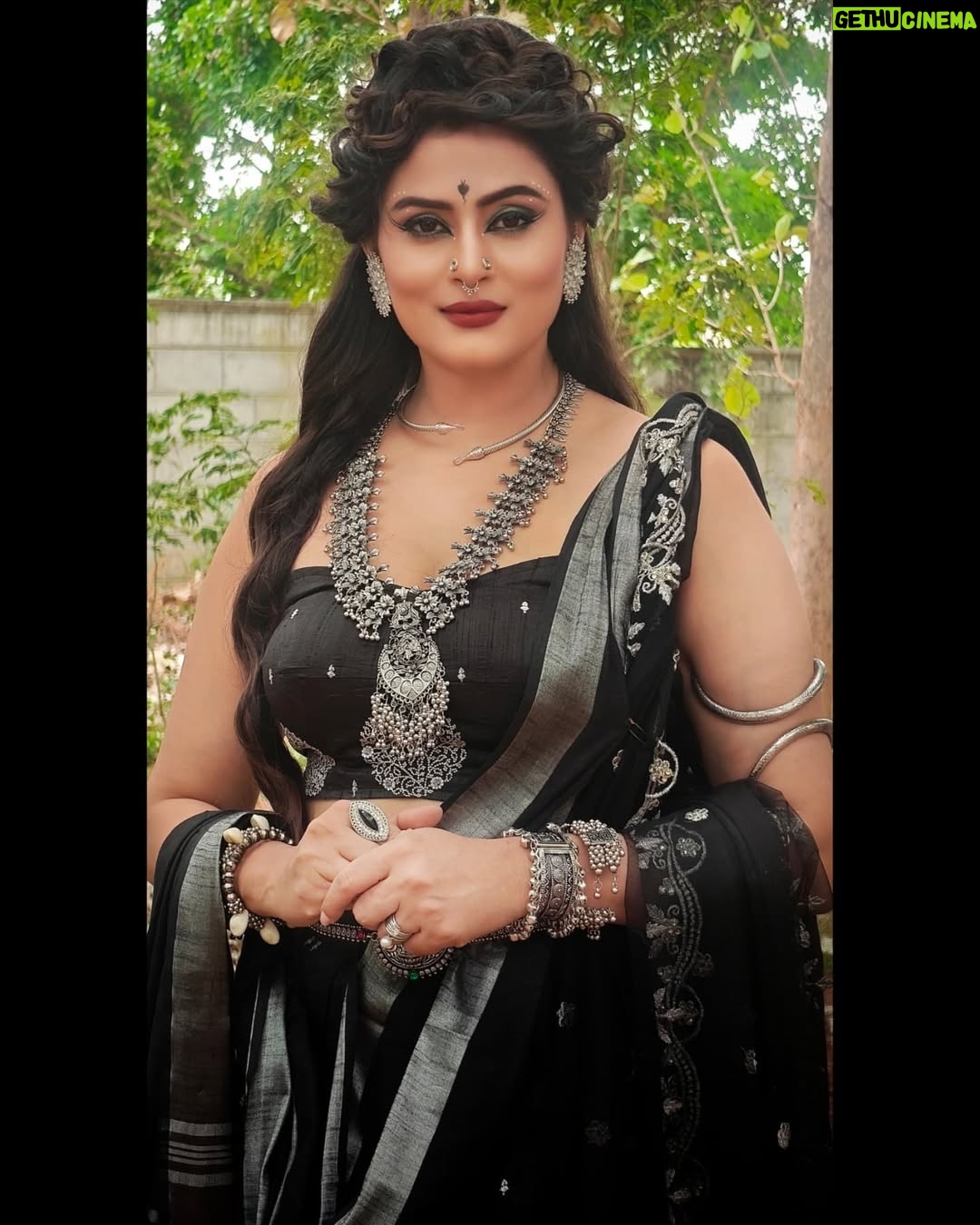 Veena Ponnappa - 2.6K Likes - "Being Villain is always Exciting"
"MANDARA DEVi" from Udho Udho Sri Renuka Yellamma
@veena_ponnappa_vnaa 💥🤩
It's a challenging for an artist to play double role..
Challenge accepted 👍🙏
Playing first time as a twin sister to Maharani Mangaladevi..
#veena #veenaponnappa #ravoyichandama #kannadaactress #newlook #enjoying #happyme #telugu #teluguserials #etvtelugu #beingme #teluguserial #sandalwood #actor #villain #smilehappily #sareelover #kannadaserials #smiling #actorlife #udhoudhosrirenukayellamma #traditional #blacklover #cute #newbeginnings