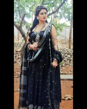 Veena Ponnappa Instagram - "Being Villain is always Exciting" 

"MANDARA DEVi"  from Udho Udho Sri Renuka Yellamma 
@veena_ponnappa_vnaa 💥🤩

It's a challenging for an artist to play double role.. 
Challenge accepted 👍🙏
Playing first time as a twin sister to Maharani  Mangaladevi..

#veena #veenaponnappa #ravoyichandama #kannadaactress #newlook #enjoying #happyme #telugu #teluguserials #etvtelugu #beingme #teluguserial #sandalwood #actor #villain #smilehappily #sareelover #kannadaserials #smiling #actorlife #udhoudhosrirenukayellamma #traditional #blacklover #cute #newbeginnings