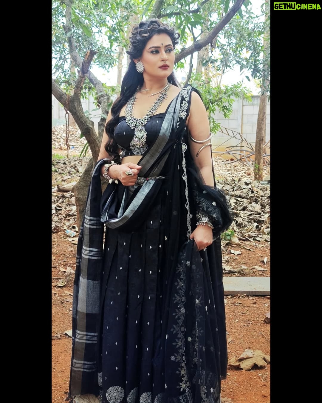 Veena Ponnappa - 2.6K Likes - "Being Villain is always Exciting"
"MANDARA DEVi" from Udho Udho Sri Renuka Yellamma
@veena_ponnappa_vnaa 💥🤩
It's a challenging for an artist to play double role..
Challenge accepted 👍🙏
Playing first time as a twin sister to Maharani Mangaladevi..
#veena #veenaponnappa #ravoyichandama #kannadaactress #newlook #enjoying #happyme #telugu #teluguserials #etvtelugu #beingme #teluguserial #sandalwood #actor #villain #smilehappily #sareelover #kannadaserials #smiling #actorlife #udhoudhosrirenukayellamma #traditional #blacklover #cute #newbeginnings