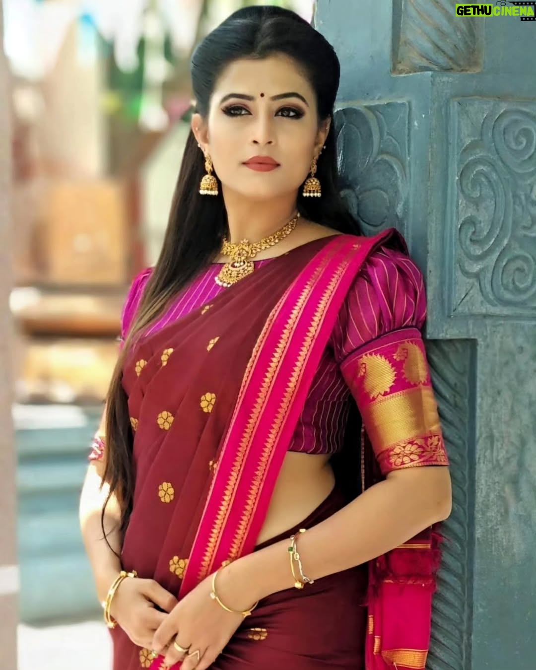 Veena Ponnappa - 1.4K Likes - Brace Your Self and Soul in Grace
@veena_ponnappa_vnaa ✨️🥰
#veena #veenaponnappa #ravoyichandama #kannadaactress #newlook #enjoying #happyme #telugu #teluguserials #etvtelugu #beingme #teluguserial #sandalwood #actor #homely #goodevening #helloinsta #smilehappily #sareelover #tamilserial #angry #actorlife #bhairavi #vijaytvserial #saree #cute #sms