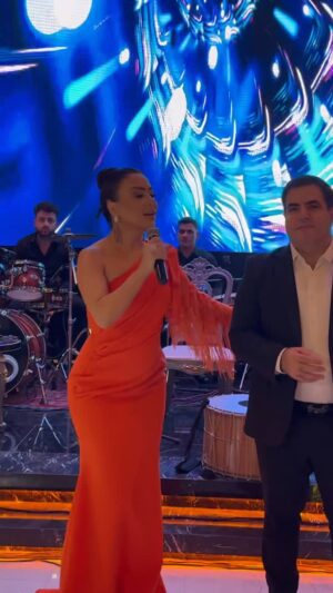 Vefa Sherifova Instagram - Duetimizi kimlər bəyənir? @vusal_eliyev_official 
#dress ( @twinscouture_ )