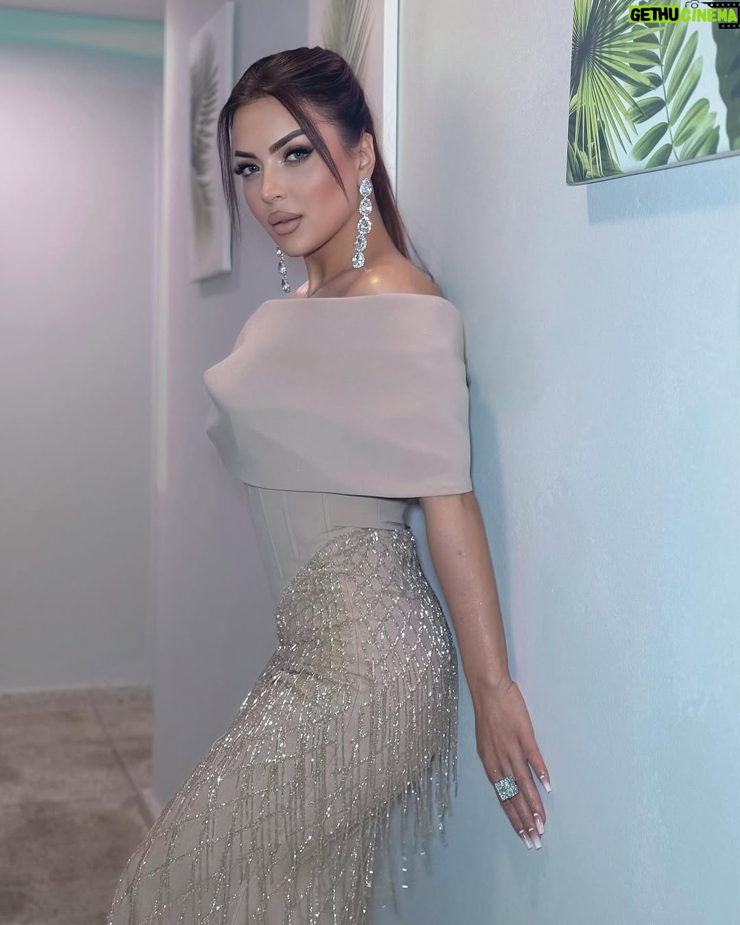 Vefa Sherifova - 24.6K Likes - Griler hep düşmanım
Kırmızılar bana kardeş 🙃
#dress : ( @gala_dress_baku ) 👗
#beauty : ( @by_gulya_salon ) 🎨
#bijuterias : ( @iceboom.az_ ) 💍