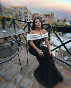 Vefa Sherifova Instagram - Çox insanla danış, az insanla düşün, tək başına qərar ver 🫨
#dress : ( @by_ayfar ) 👗
#hairmua : ( @by_gulya_salon ) 🎨