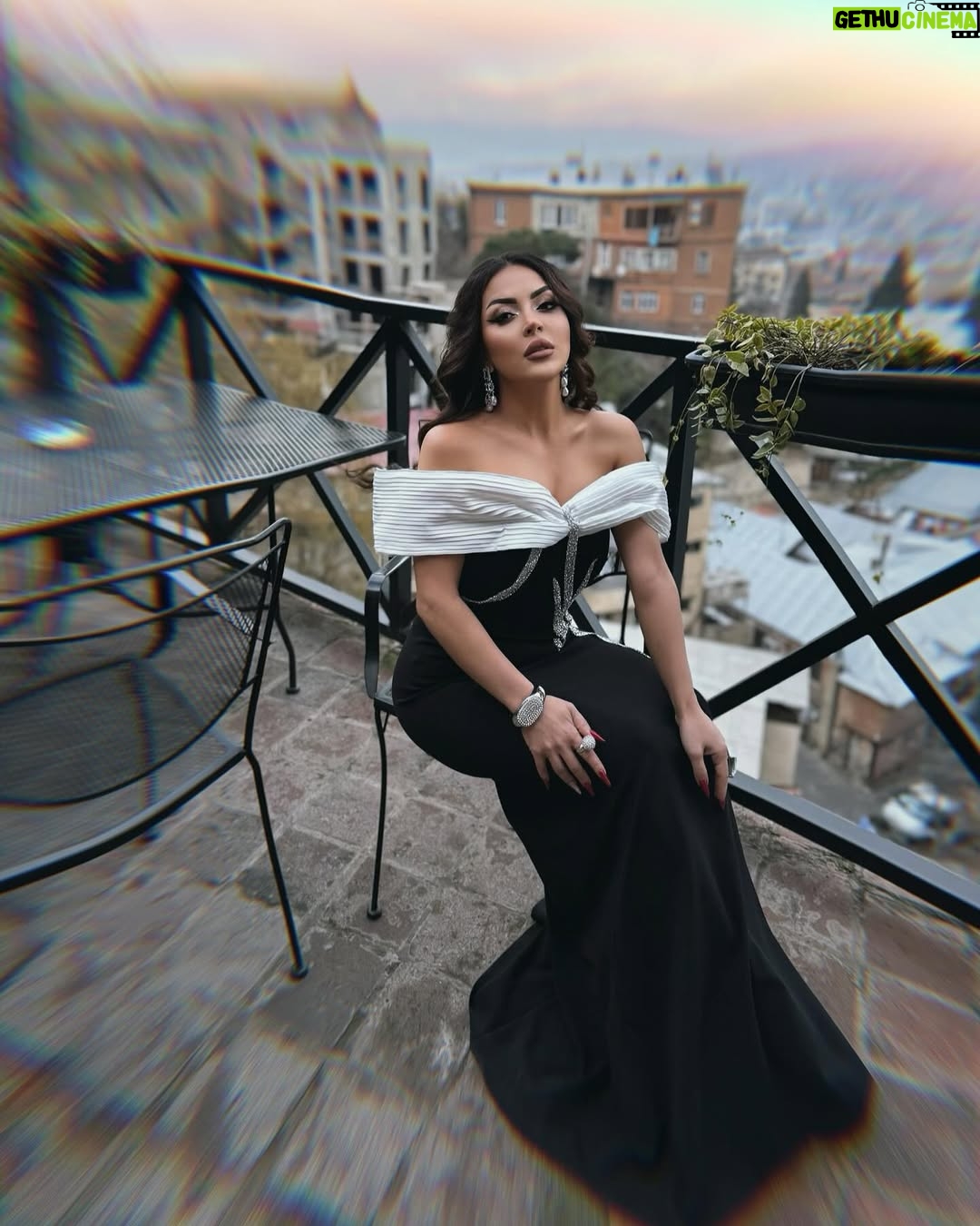 Vefa Sherifova - 18.3K Likes - Çox insanla danış, az insanla düşün, tək başına qərar ver 🫨
#dress : ( @by_ayfar ) 👗
#hairmua : ( @by_gulya_salon ) 🎨