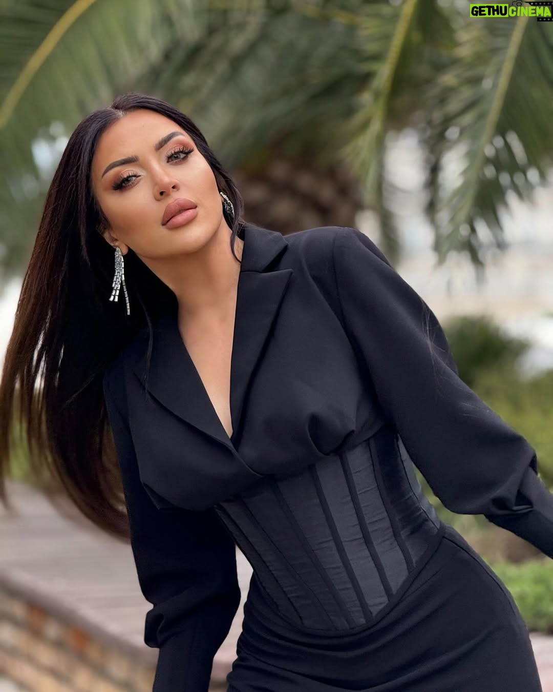 Vefa Sherifova - 23.4K Likes - 🖤
#dress ( @cahan_gir_ls_room )🖤