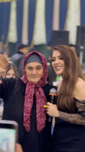 Vefa Sherifova Instagram - İNSAN HƏR YAŞDA ANA ARZULAYIRMIŞ 😔
ARTIQ NƏNƏDİR AMA 
“ ANALAR MƏLƏKDİR “ MAHNIMIZA GÖZ YAŞLARINI SAXLAYA BİLMƏDİ 🖤
ALLAHIM BÜTÜN ANALARIMIZI QORUSUN 🙏
#dress : ( @gala_dress_baku ) 👗