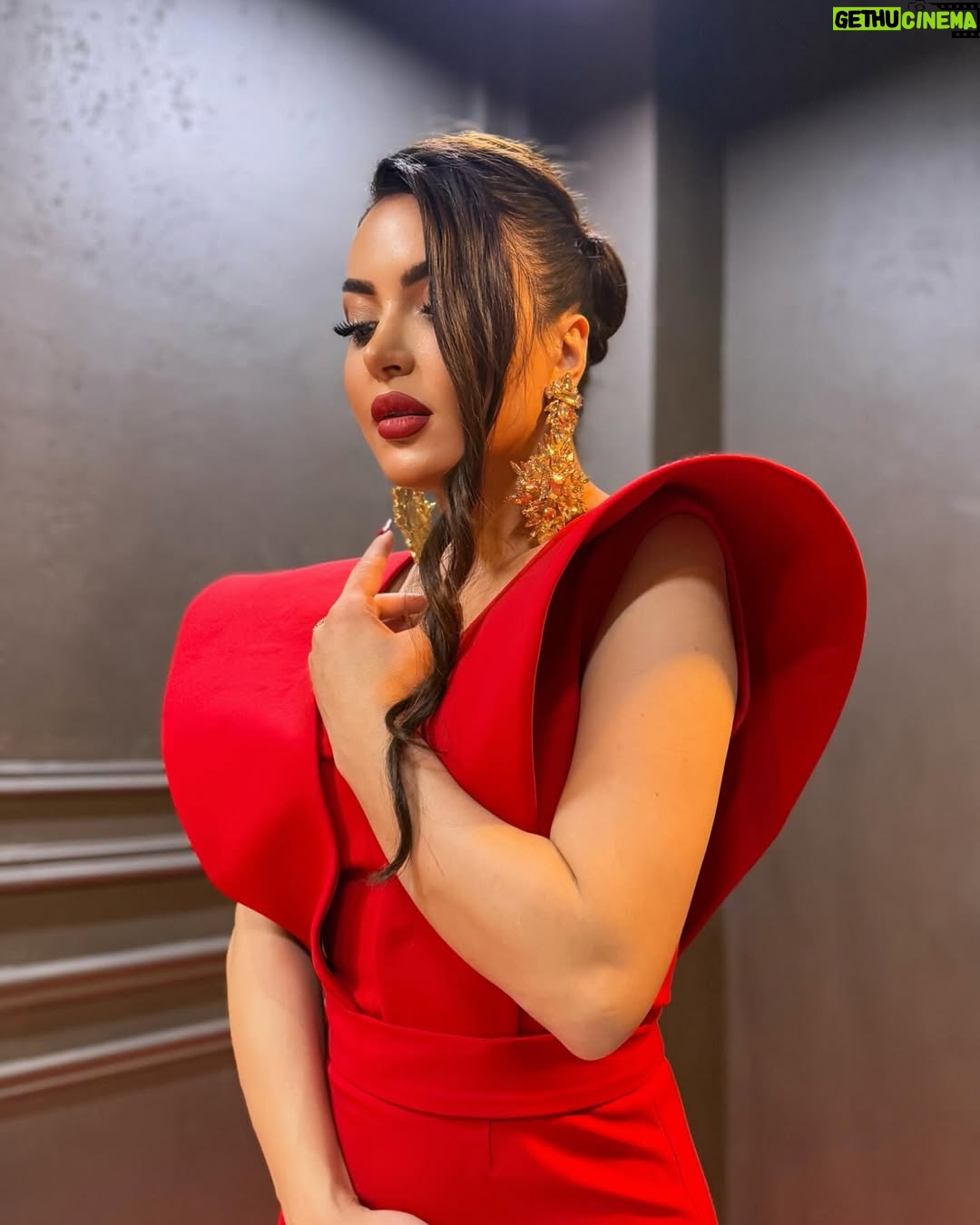 Vefa Sherifova - 21.7K Likes - Qırmızı mənim rəngim❤️
Dress ( @cahan_gir_ls_room )