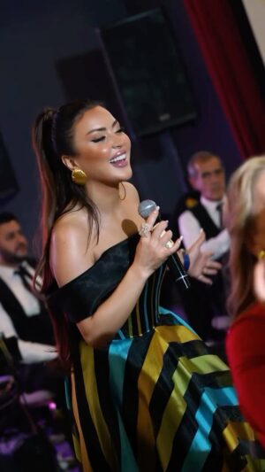 Vefa Sherifova Instagram - İKİNCİ EVİM “ SƏHNƏM “ 🎤🎼🩷
#dress : ( @milady_baku ) 👗
#hairmakeup : ( @gunelakhundovamakeup ) ❣️
(@iceboom.az_ ) AYSEL 🎀