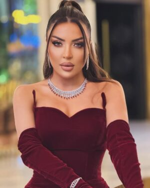 Vefa Sherifova Instagram - 🥰
#dress : ( @luminosacouture ) 👗
#accessories : ( @allure__art_ ) 💍
#hair  #mua : ( @gunelakhundovamakeup ) 🌹