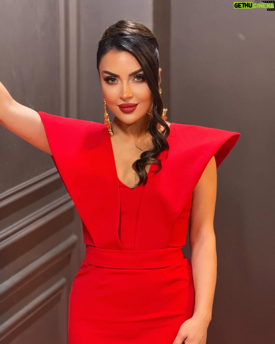 Vefa Sherifova - 21.7K Likes - Qırmızı mənim rəngim❤️
Dress ( @cahan_gir_ls_room )