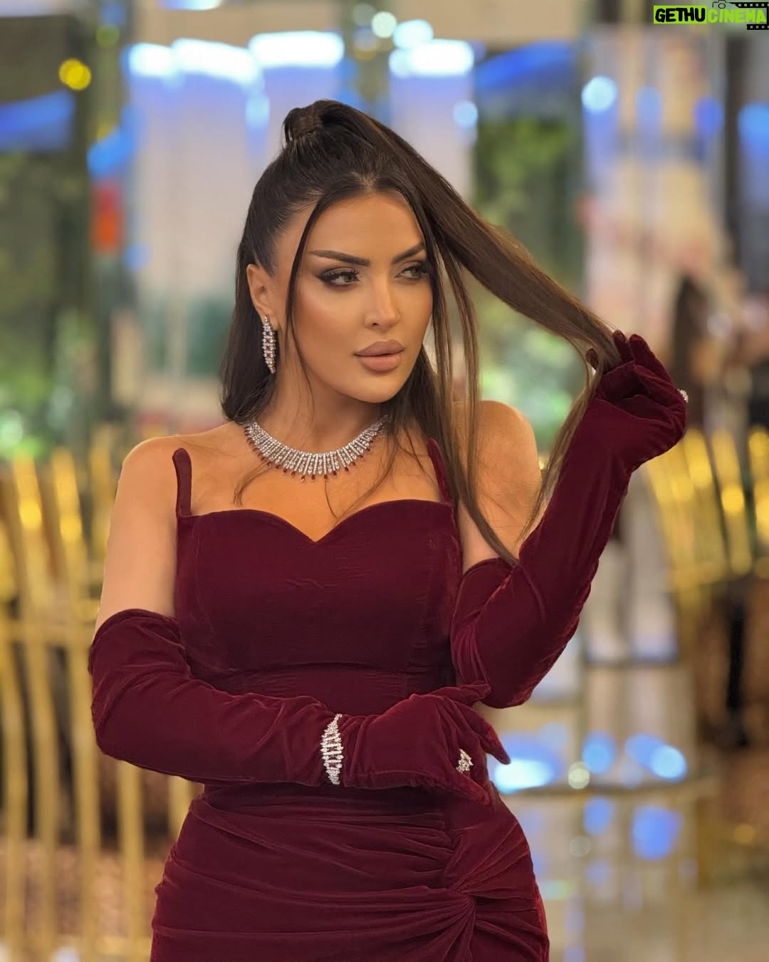 Vefa Sherifova - 17.9K Likes - 🥰
#dress : ( @luminosacouture ) 👗
#accessories : ( @allure__art_ ) 💍
#hair #mua : ( @gunelakhundovamakeup ) 🌹
