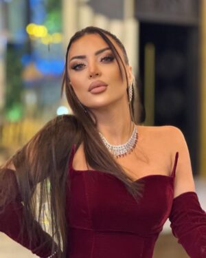 Vefa Sherifova Instagram - 🥰
#dress : ( @luminosacouture ) 👗
#accessories : ( @allure__art_ ) 💍
#hair  #mua : ( @gunelakhundovamakeup ) 🌹