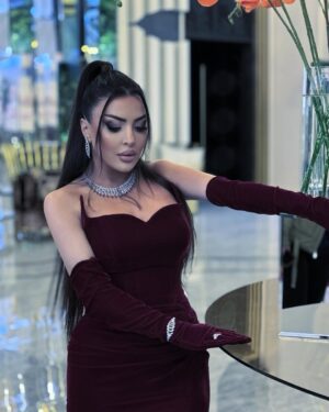 Vefa Sherifova Instagram - 🥰
#dress : ( @luminosacouture ) 👗
#accessories : ( @allure__art_ ) 💍
#hair  #mua : ( @gunelakhundovamakeup ) 🌹