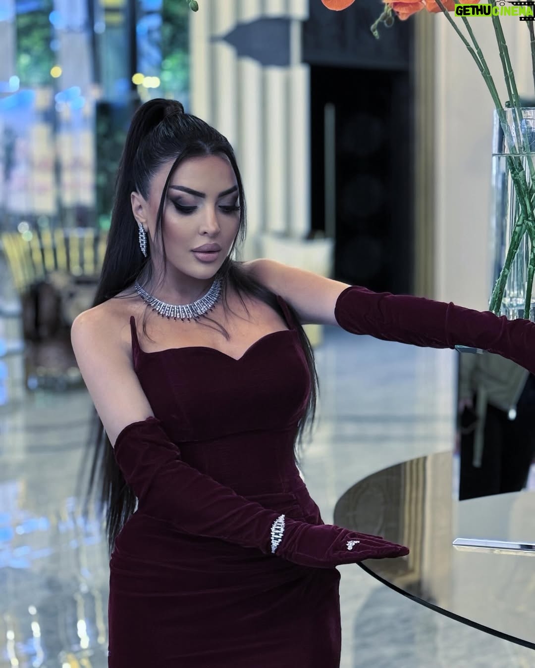 Vefa Sherifova - 17.9K Likes - 🥰
#dress : ( @luminosacouture ) 👗
#accessories : ( @allure__art_ ) 💍
#hair #mua : ( @gunelakhundovamakeup ) 🌹