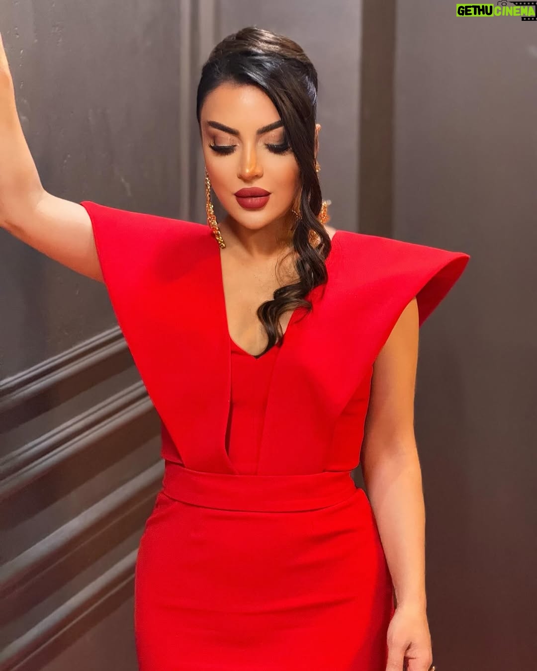 Vefa Sherifova - 21.7K Likes - Qırmızı mənim rəngim❤️
Dress ( @cahan_gir_ls_room )