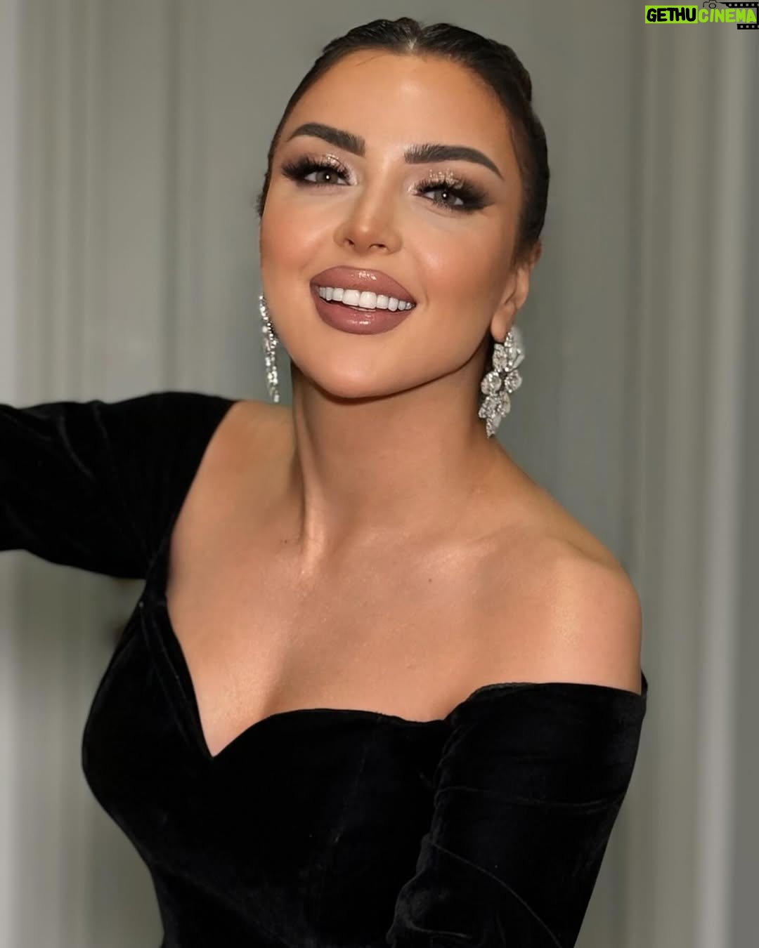Vefa Sherifova - 18.7K Likes - #moskva
#dress ( @gulycouture ) 🌺