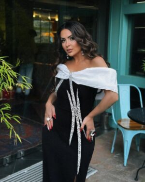 Vefa Sherifova Instagram - Çox insanla danış, az insanla düşün, tək başına qərar ver 🫨
#dress : ( @by_ayfar ) 👗
#hairmua : ( @by_gulya_salon ) 🎨