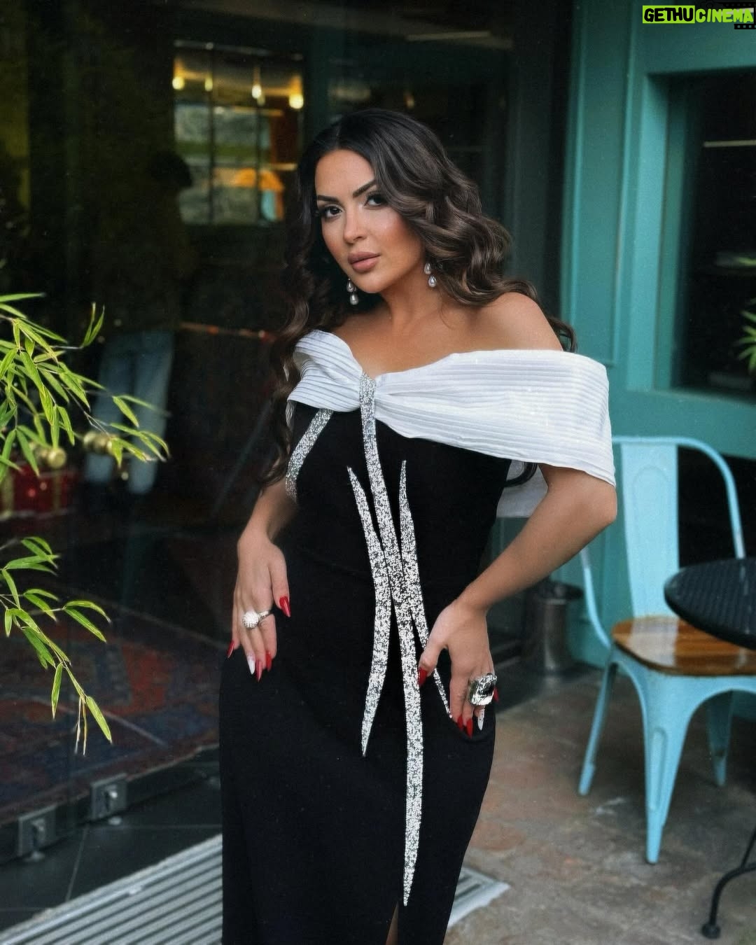 Vefa Sherifova - 18.3K Likes - Çox insanla danış, az insanla düşün, tək başına qərar ver 🫨
#dress : ( @by_ayfar ) 👗
#hairmua : ( @by_gulya_salon ) 🎨