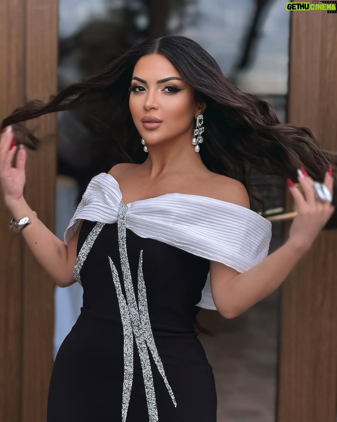 Vefa Sherifova - 18.3K Likes - Çox insanla danış, az insanla düşün, tək başına qərar ver 🫨
#dress : ( @by_ayfar ) 👗
#hairmua : ( @by_gulya_salon ) 🎨