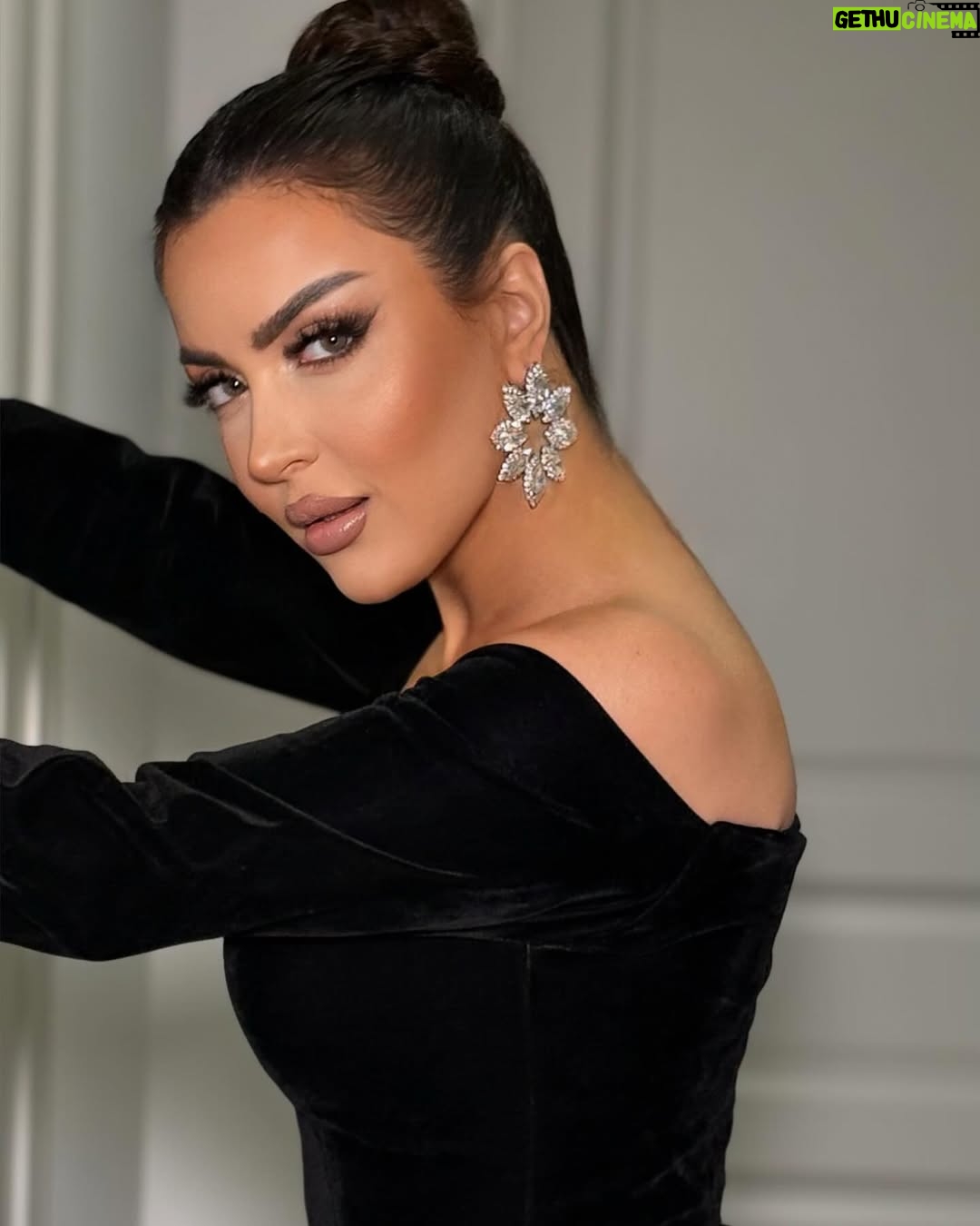Vefa Sherifova - 18.7K Likes - #moskva
#dress ( @gulycouture ) 🌺
