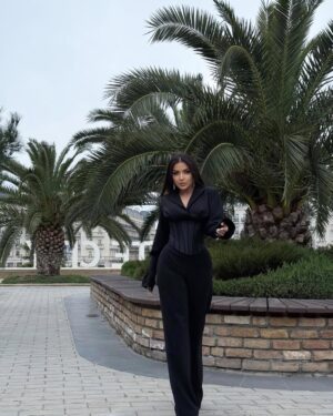 Vefa Sherifova Instagram - 🖤
#dress ( @cahan_gir_ls_room )🖤