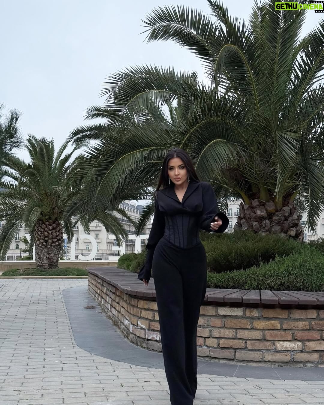 Vefa Sherifova - 23.4K Likes - 🖤
#dress ( @cahan_gir_ls_room )🖤