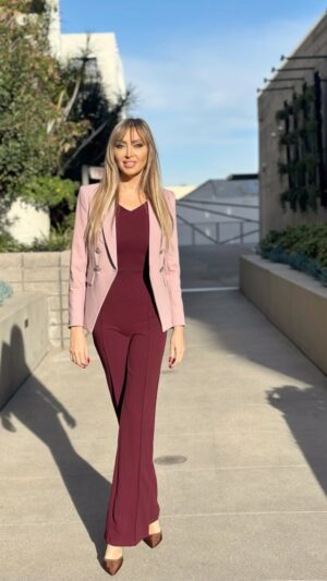 Veronika Mindal Instagram - I’ve officially become obsessed with Veronica Beard’s blazers.
I already own nearly ten — and counting. This cream-lilac one might just be my favorite: soft, elegant, and perfectly tailored.

There’s something special about their design — a flawless mix of femininity and structure. Beautiful colors, great fit, clean lines, and quality fabrics that make you feel instantly put together.

I’m not sure where my obsession with blazers started… Maybe it’s my way of showing that dressing professionally doesn’t mean looking boring. You can follow the etiquette, stay elegant, and still look modern, sharp, and confident.

That’s why I’ve fully embraced the business casual style — polished yet relaxed, refined but never dull.

And this year, I’ve fallen hard for burgundy tones. Add in my new Parada bag — comfortable, stylish, and sexy — and the whole look just clicks.
.
.
.

Outfit coming soon. Stay tuned.
blazer @veronicabeard 
Bag prado
Shoes and jumpsuit by @stevemaddeneu 
.
.
.
.
.
Photo by @tetyblizzart 
#elegantstyle #elegantfashion #elegantoutfit #elegance #classystyle #classy #classyfashion #oldmoney #oldmoneyaesthetic #oldmoneystyle #styleguide #styleblogger #outfitgram #styleinspo #fashioninspo #classicfashion 
#vogue #style #outfit #fashioninspiration 
#singer #actress #maturemodel #Fashion-influencer #Fashionblogger #veronikamindal