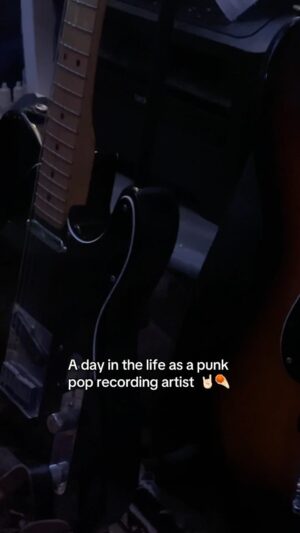 Victoria Azevedo Instagram - And of course we wrote and recorded another bop 🤘🏻

#singer #artist #poppunk #newsong #recording #singersongwriter #dayinalife #studio