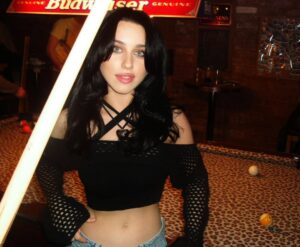 Victoria Azevedo Instagram - 🎱🍒🎞️🍺