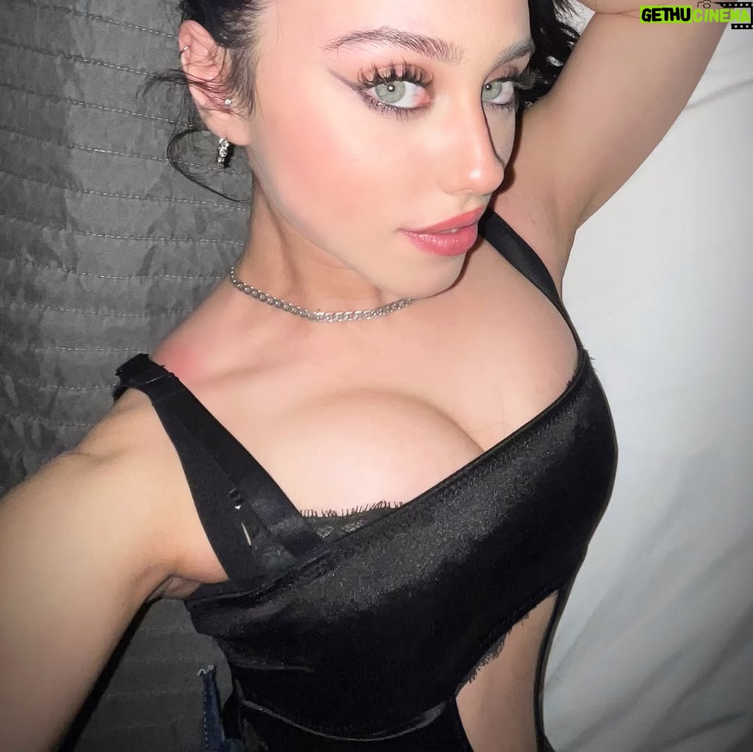 Victoria Azevedo - 1.5K Likes - LA DUMP š“