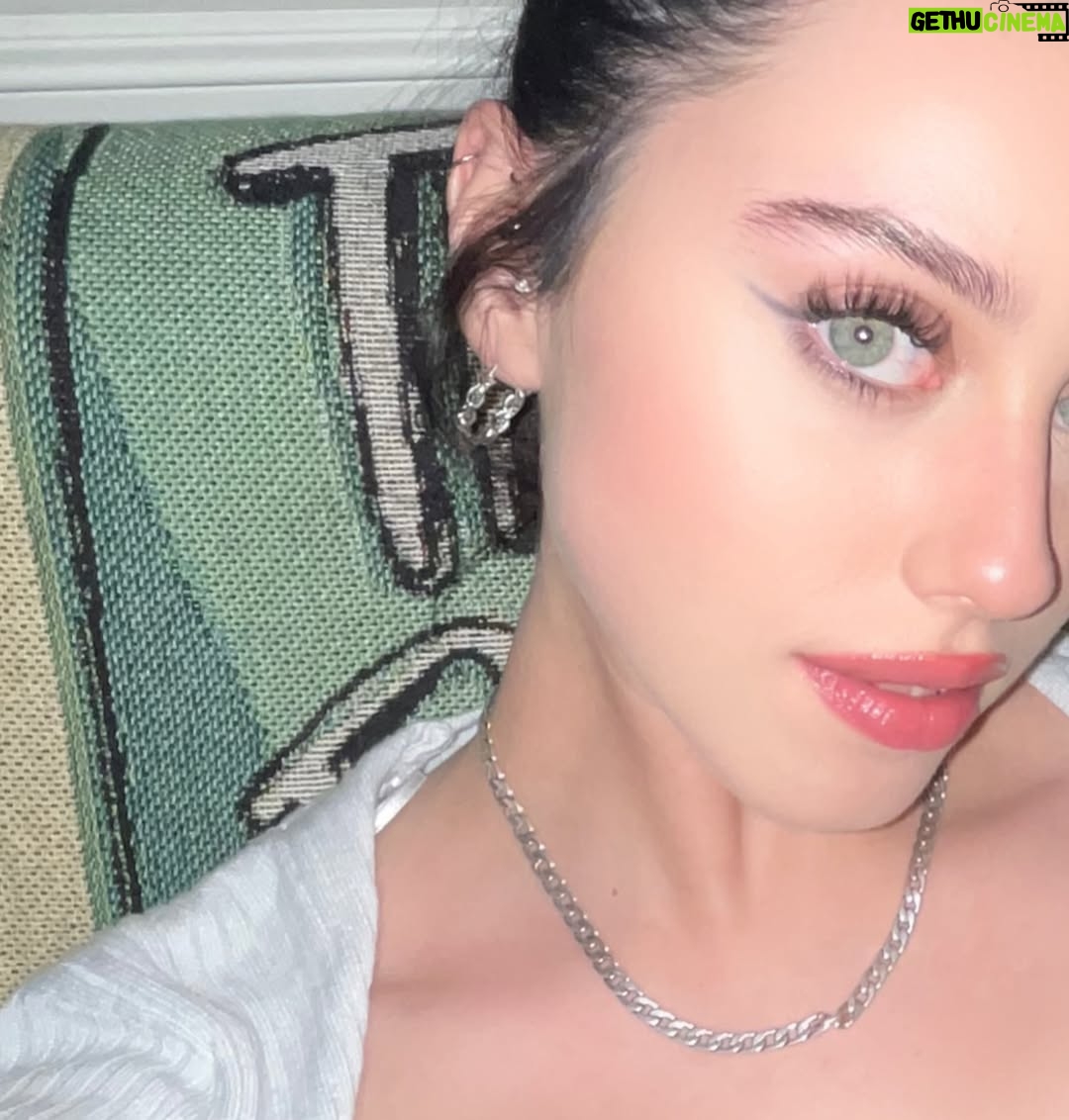 Victoria Azevedo - 1.5K Likes - I stalk myself on the Internet just to see what youād find