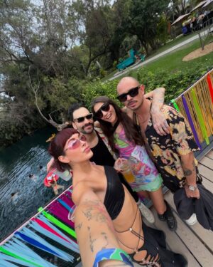 Victoria Volkova Instagram - cuando una nena se siente bien, lo sabesssss 😌🤎

1.- triste pero bonita
2.- sin comentarios pero en el baño de @bertasinh 
3.- salí en las fotos de @bertasinh 
4.- ya estoy bien mamada gracias a @mr_pomar 
5.- este @bahidora estuvo TOP 🎉  con @topo_gigi @grrd @cintawatts 
6.- con mi @grrd  grrrrrr 🐈 
7.- amistad es amigo @pamohpam 
8.- la mera mera caguamera @monicalara 
9.- me regalaron flores el 14 de febrero 
10.- se vienen cositas @aveceszeus @soyerihka 
11.- en el @edc_mexico 
12.- con el MIMO @ggerardooooo 
13.- @patotrevino y yo siendo esas chicas 
14.- mi @colchondeverdes siendo la mas colchon de verdes
15.- se vienen cositas pt 2
16.- 3 hrs 1/2 de cine con @lalonormey 
17.- mi primer b2b con @daveh00d 
18.- look de boda
19.- mi novio me cocino pal 14 pad thai 🍜