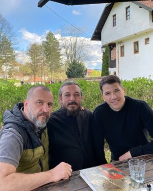 Viktor Savić Instagram - “Pakao postaje raj, strah se pretvara u radost,užas u ushićenje, smrt se povlači u nebiće, i njeno mesto zauzima besmrtnost.”-HRISTOS VASKRSE! 🥰☦️
