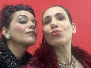 Virginia Cavendish Instagram - Ontem foi aniversário da minha parceira de cena, de vida e de risadas, @flavilac, e hoje é Dia do Beijo. Coincidência? Acho que não! É o universo celebrando o afeto em todas as formas.

Então resolvi juntar tudo: um carrossel inteiro de beijos e muitas histórias pra comemorar!

Feliz dia do beijo! E viva você, @flavilac! Te amo.