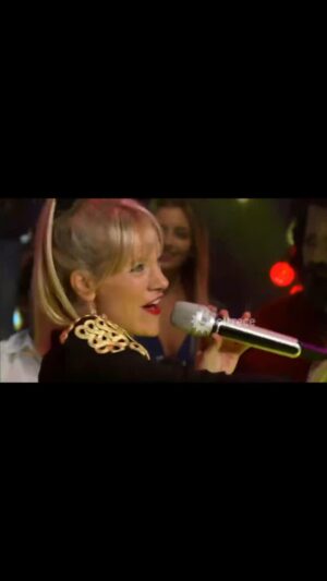 Virginia Da Cunha Instagram - 💋 XXX 💋
Antes de dormirme comparto este recuerdo en el programa de @soyguidokaczka donde elegí imitar, como un divertido homenaje, a Xuxa. De grande uno lo encuentra gracioso pero la niña que sigue viva adentro mío está profundamente agradecida a ese Ser tan luminoso que vino de Brasil a traernos pura alegría, amor, música, tolerancia, armonía. 
No tengo dudas que en este planeta hay seres que vienen de dimensiones más sutiles y elevadas, con dones maravillosos y la misión de conectarnos con nuestra Alma. Xuxa es una, siempre soñé con seguir su camino, quizás aún esté a tiempo. 
Para bens pra Voce! @xuxameneghel ❤️ 🎂💋