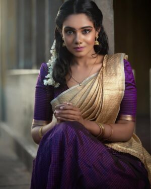 Vishnupriya Instagram - Thegatumo Indha paarvai ? 🌸

@eslinjoyphotography captured the elegance
 @makeupbychandhini gave life to this statue with her makeover and hairdo and draped me with grace.