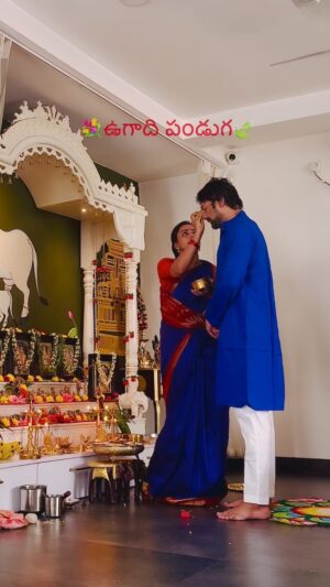 Vithika Sheru Instagram - ఉగాది పర్వదినాన్ని ప్రేమతో, సంప్రదాయాలతో, కృతజ్ఞతతో జరుపుకుంటున్నాం! ✨ ప్రసాదాలను తయారు చేయడం నుంచి సందేశ్ తో కలిసి పూజ చేయడం వరకు ప్రతి క్షణం పరిపూర్ణంగా అనిపించింది. అందరికీ ఆనందం, ఆరోగ్యం, సంపదలతో కొత్త సంవత్సరం శుభవంగా ఉండాలని ఆశిస్తున్నాం! #ఉగాది శుభాకాంక్షలు #కొత్తఆరంభాలు #సంప్రదాయసౌందర్యం