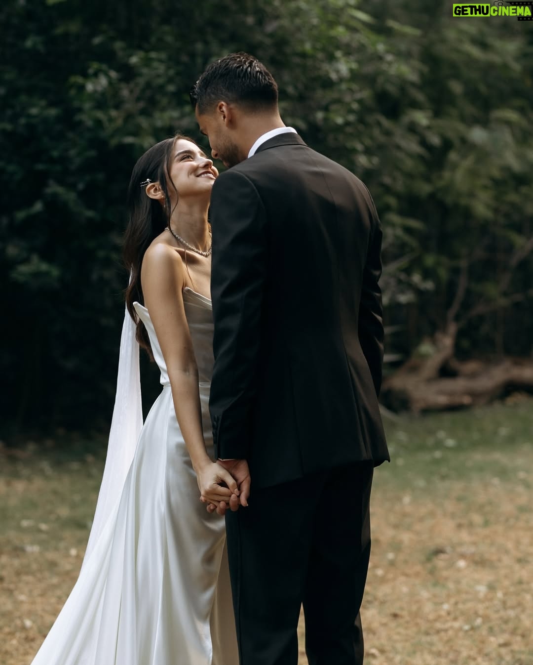 Viviana Serna - 19K Likes - Así completico, hermoso, sorpresivo, retador. 
Gracias a Dios por cada amanecer y cada anochecer y cada respiro y cada abrazo y cada beso. 
LES AMO CON TODO EL AMOR y les deseo el más hermoso 2025. 

❤️ さようなら