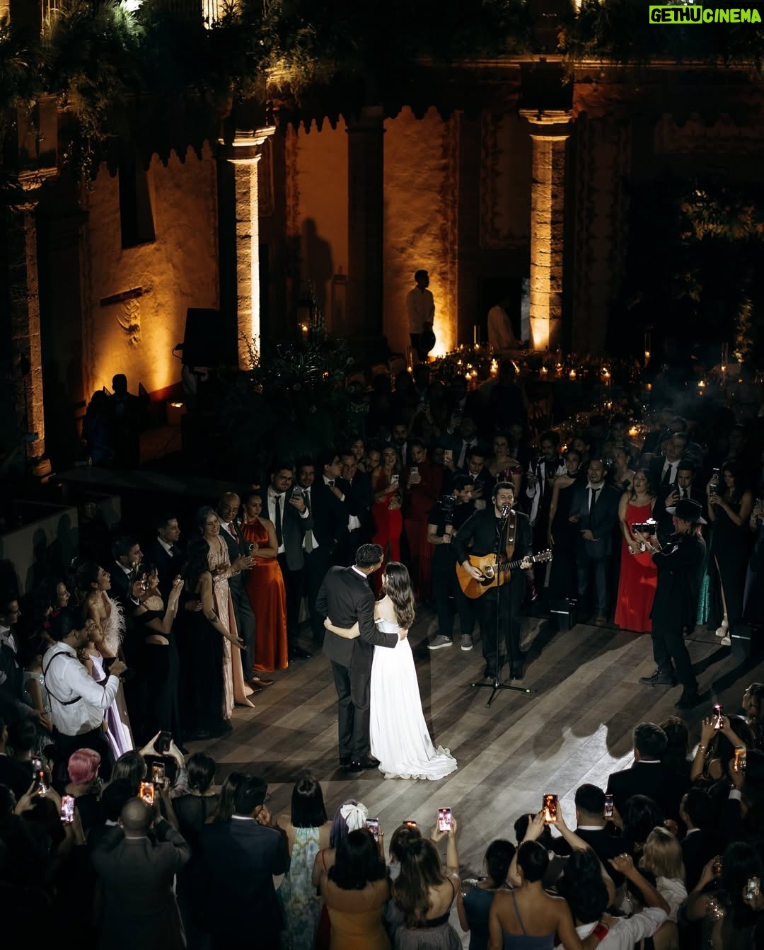 Viviana Serna - 19K Likes - Así completico, hermoso, sorpresivo, retador. 
Gracias a Dios por cada amanecer y cada anochecer y cada respiro y cada abrazo y cada beso. 
LES AMO CON TODO EL AMOR y les deseo el más hermoso 2025. 

❤️ さようなら