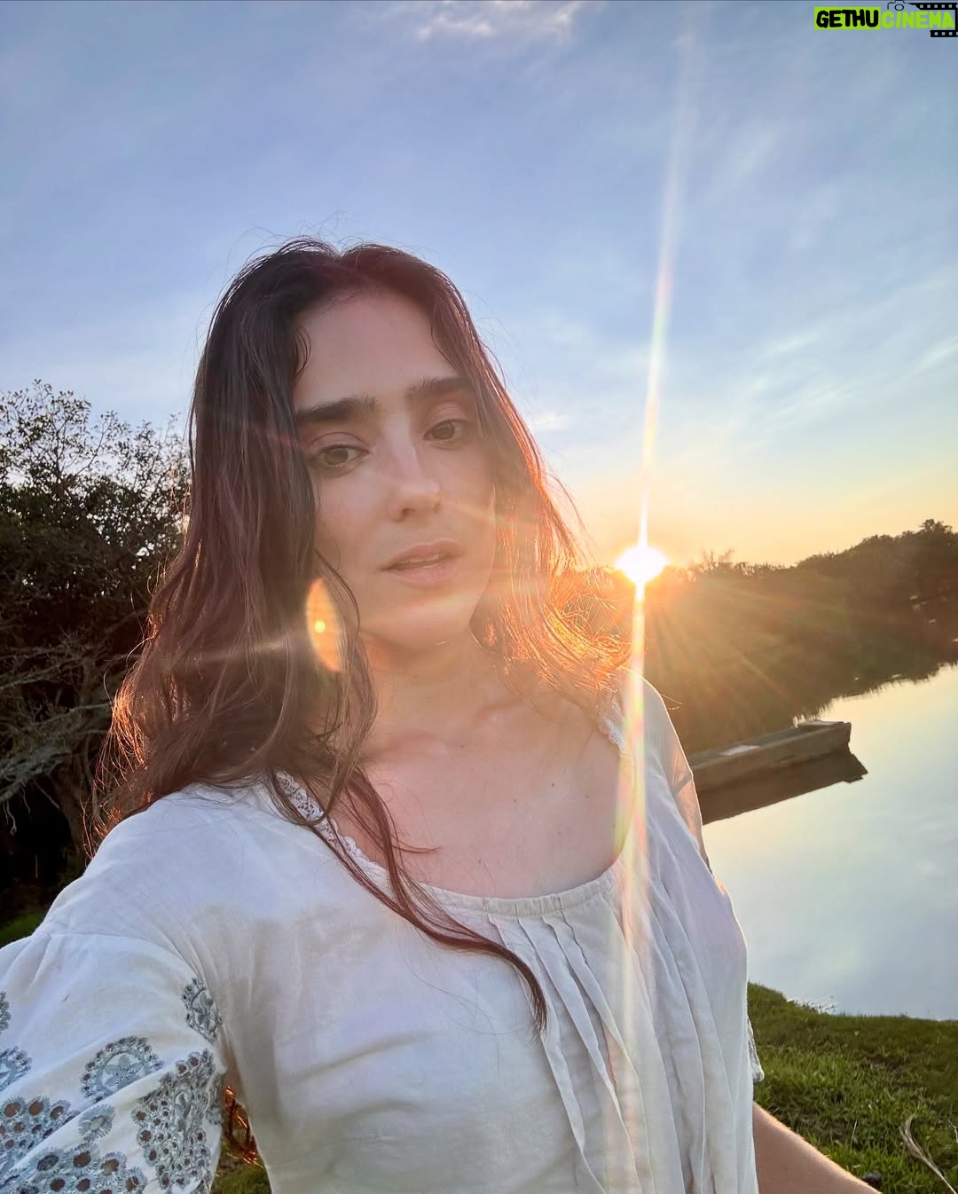 Viviana Serna - 19K Likes - Así completico, hermoso, sorpresivo, retador. 
Gracias a Dios por cada amanecer y cada anochecer y cada respiro y cada abrazo y cada beso. 
LES AMO CON TODO EL AMOR y les deseo el más hermoso 2025. 

❤️ さようなら