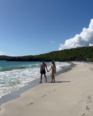 Viviana Serna Instagram - Al garete en PR!!! 🇵🇷

1 - La tarde en el Viejo San Juan.
2,3 y 4 - La Poza del Obispo en Arecibo.
5 y 6 - Playa La Plata en Vieques.
7 y 8- Playa Caracas en Vieques. 
9 y 10 - Río La Planta en Arecibo.
11 y 12 - La Poza de Don Guelo.
13 - Salsa en La Perla.
14- Última Luna llena del año. 
15 y 16- La mañana en Condado. 
17- Viernes decembrino en La Placita de Santurce.
18- Una promesa del cielo. 🌈