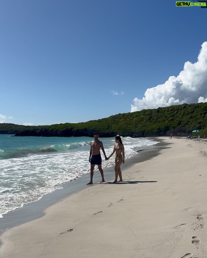 Viviana Serna - 35.1K Likes - Al garete en PR!!! 🇵🇷

1 - La tarde en el Viejo San Juan.
2,3 y 4 - La Poza del Obispo en Arecibo.
5 y 6 - Playa La Plata en Vieques.
7 y 8- Playa Caracas en Vieques. 
9 y 10 - Río La Planta en Arecibo.
11 y 12 - La Poza de Don Guelo.
13 - Salsa en La Perla.
14- Última Luna llena del año. 
15 y 16- La mañana en Condado. 
17- Viernes decembrino en La Placita de Santurce.
18- Una promesa del cielo. 🌈